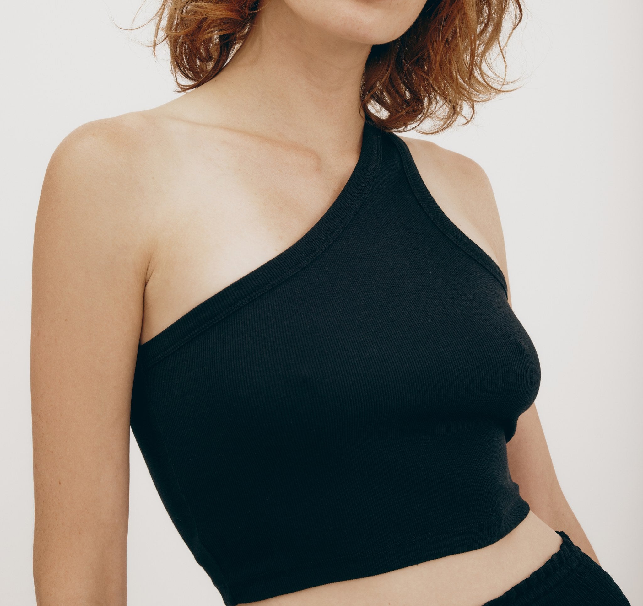 One shoulder crop top black 2025